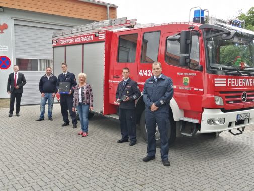 Sparkassen-Versicherung übergibt Wärmebildkamera an die Freiwillige Feuerwehr Wolfhagen-Ippinghausen